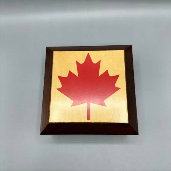Vintage The Bombay Company Wooden Music Box 1996 Canada flag Brown